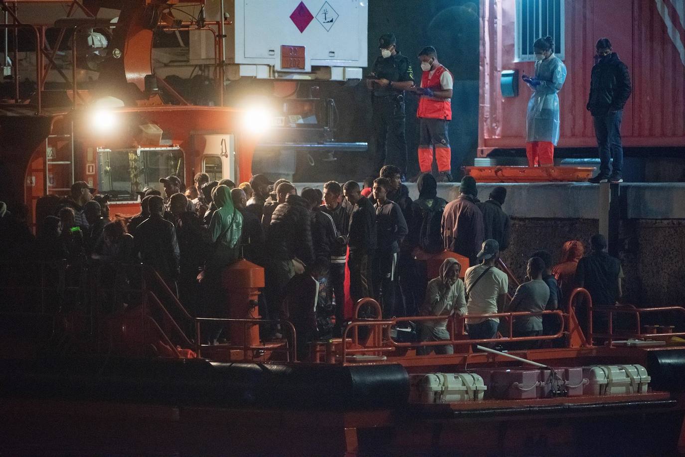 Fotos: Salvamento Marítimo rescata a 105 personas de dos pateras en aguas de Fuerteventura