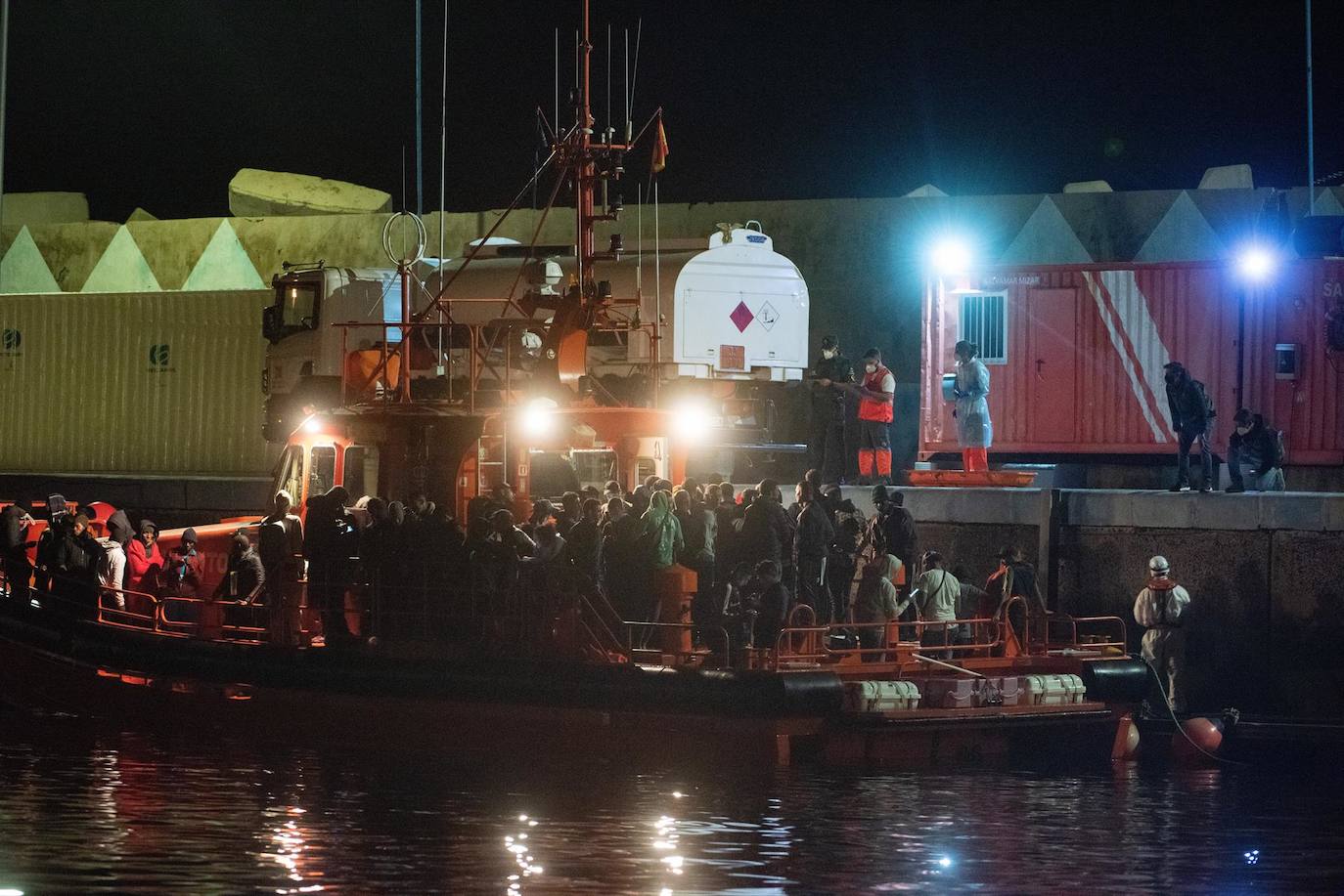 Fotos: Salvamento Marítimo rescata a 105 personas de dos pateras en aguas de Fuerteventura