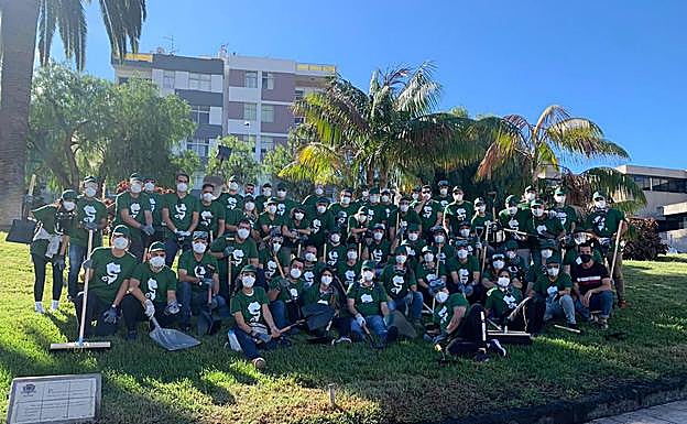 Un grupo de 65 empleados de Compañía Cervecera se suma a la limpieza de ceniza en Los Llanos de Aridane