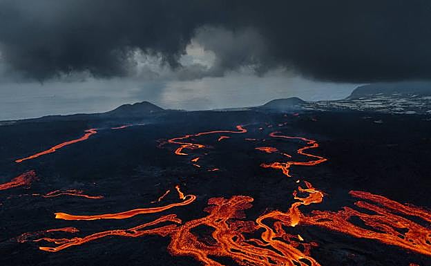 La lava discurre fluida entre las montañas de Todoque y La Laguna. 