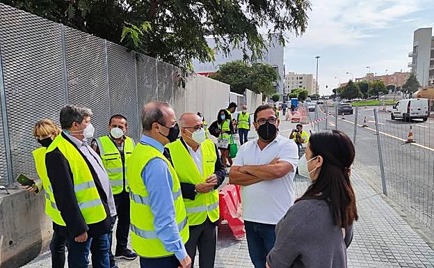 Augusto Hidalgo, Antonio Morales y Javier Doreste conversan con los representantes de la asociación de vecinos Siete Palmas. 