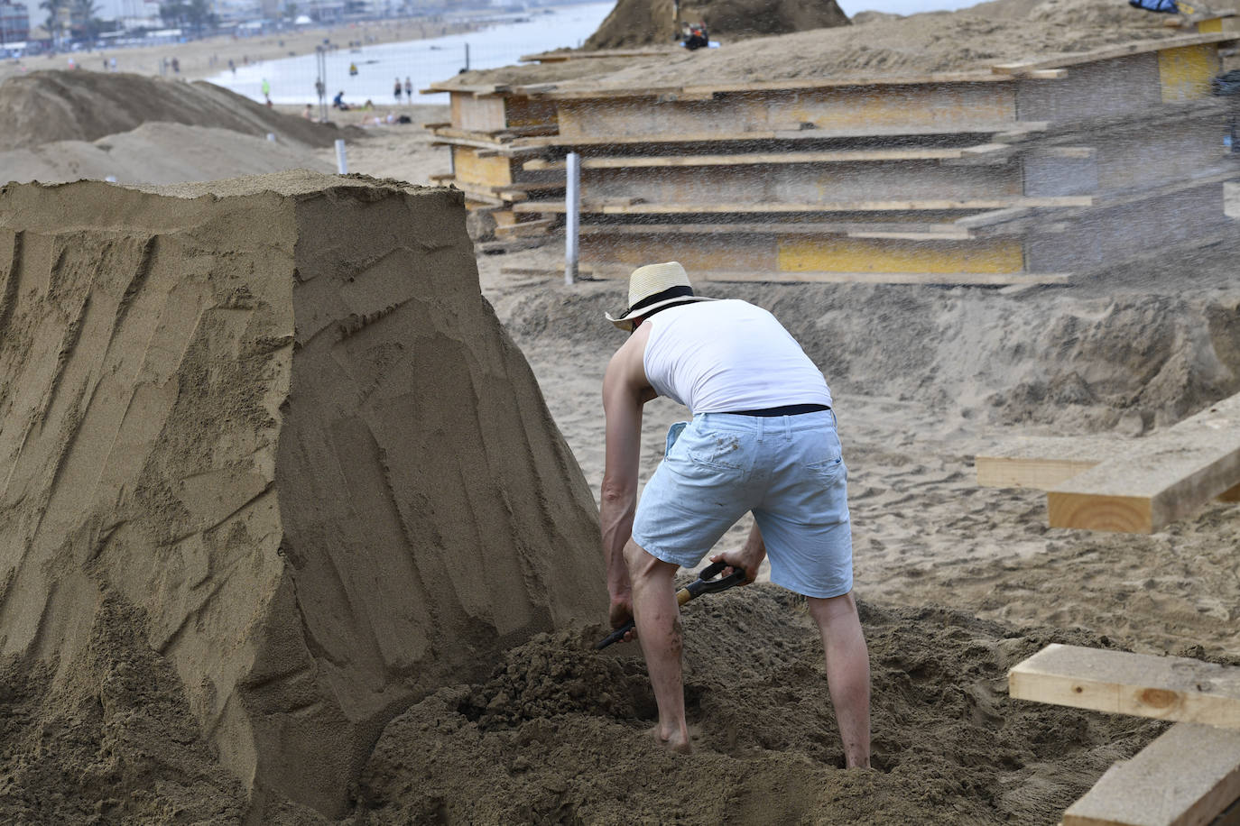 Fotos: El belén de arena empieza a tomar forma en Las Canteras