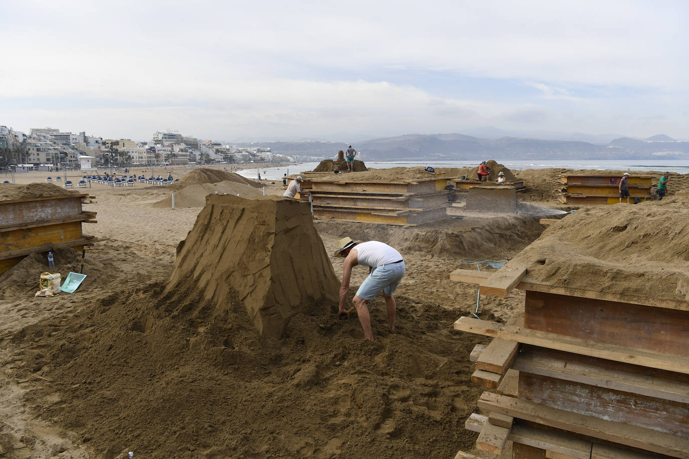 Fotos: El belén de arena empieza a tomar forma en Las Canteras