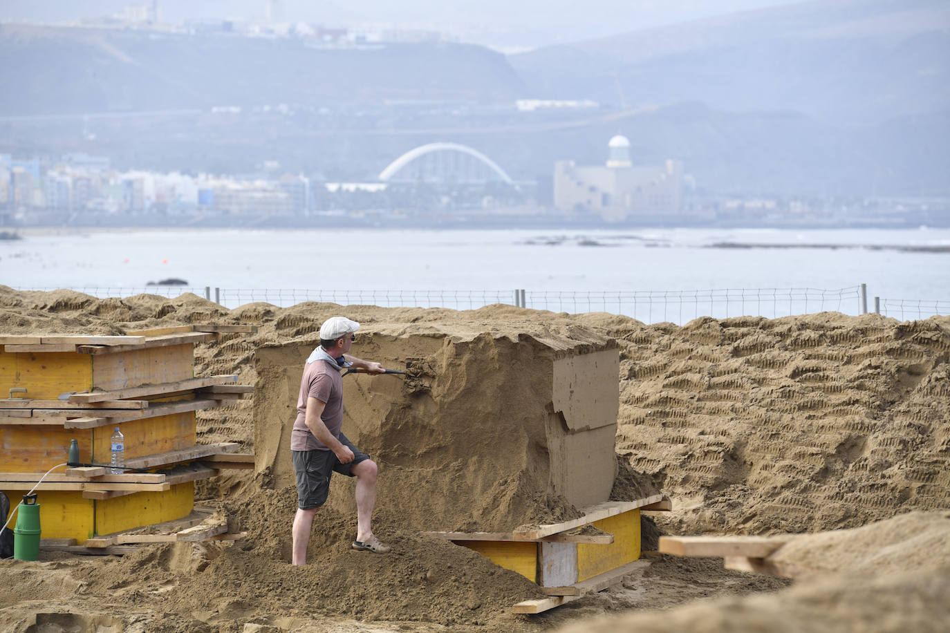 Fotos: El belén de arena empieza a tomar forma en Las Canteras