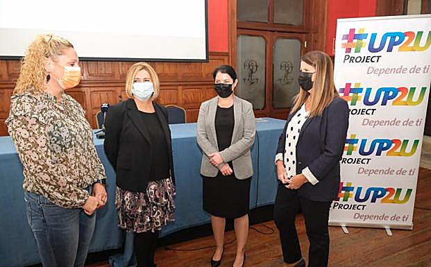 En la imagen, foto de grupo de organizadores y colaboradores. Verónica Espino, Reyes Martel, Iratxe Serrano y Mercedes Díaz, en la presentación. 
