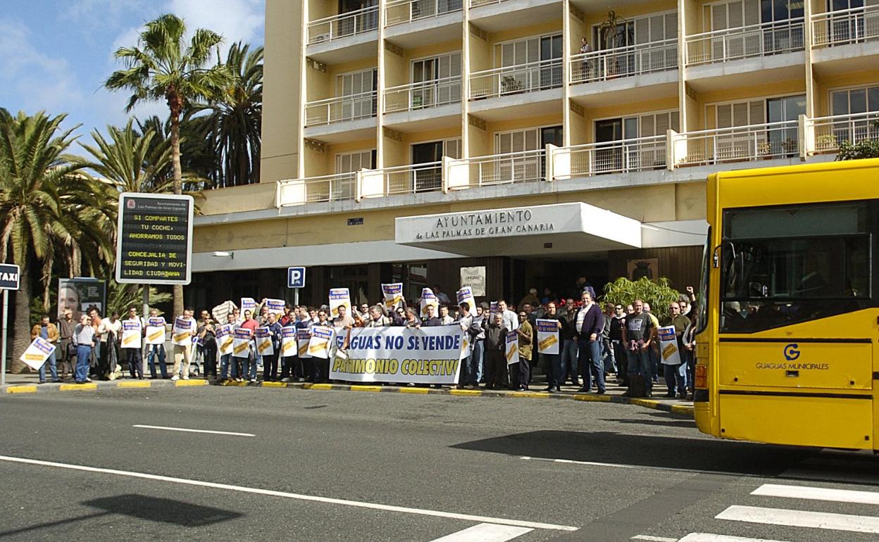 Protesta de guagüeros en las puertas de las oficinas municipales en el año 2009. 