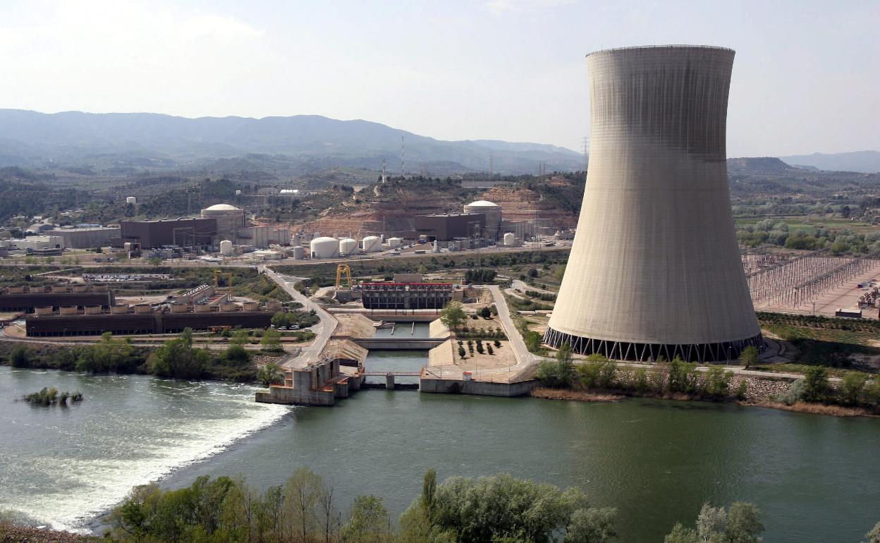 Vista general de las instalaciones de la central nuclear Ascó (Tarragona).