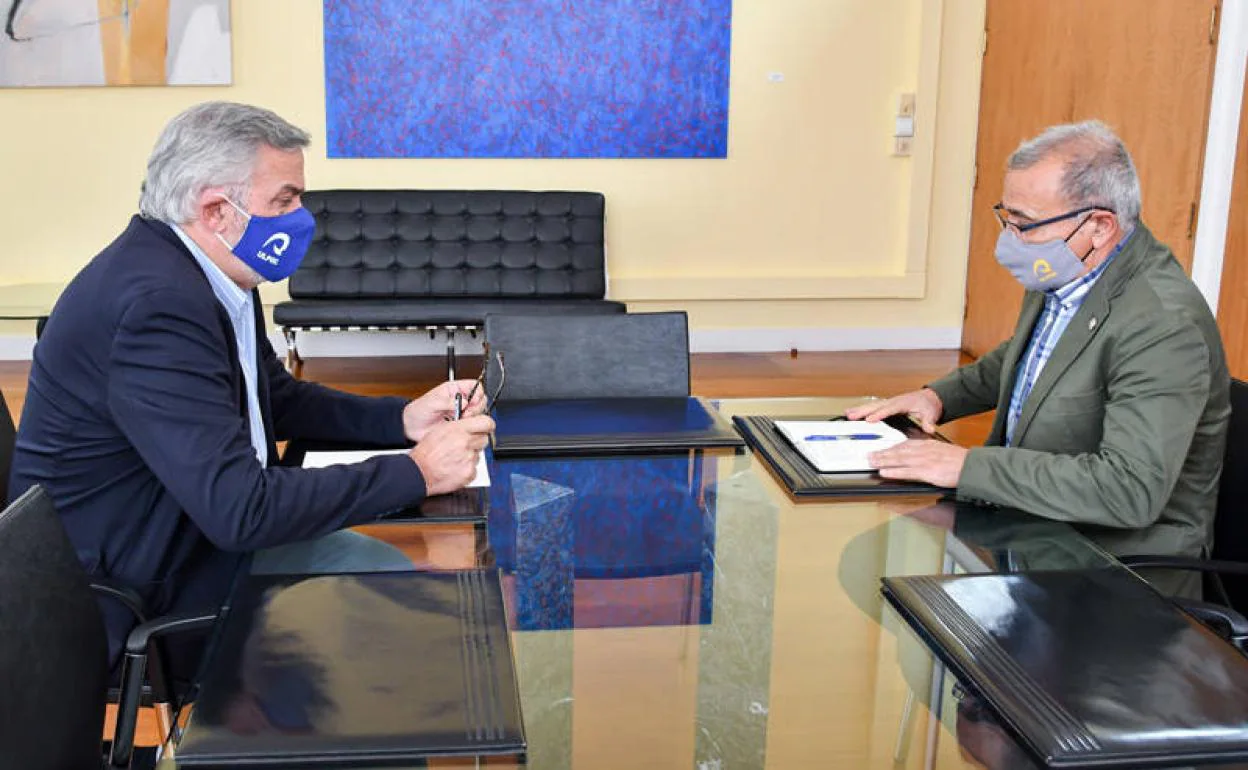 Jesús León Lima (d) y el rector de la ULPGC, Lluís Serra.