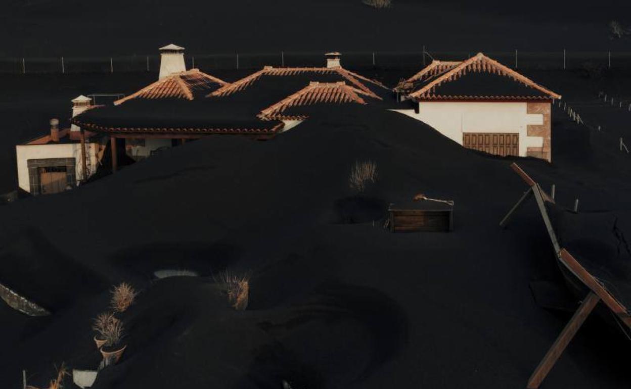 Una vivienda sepultada por la ceniza