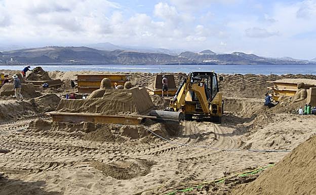 Imagen principal - Detalle de las esculturas que van tomando forma en la playa capitalina.