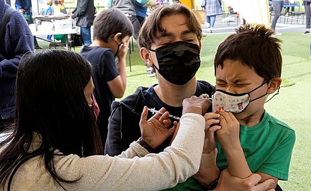 Un niño recibe la vacuna en Menlo Park (California, Estados Unidos).
