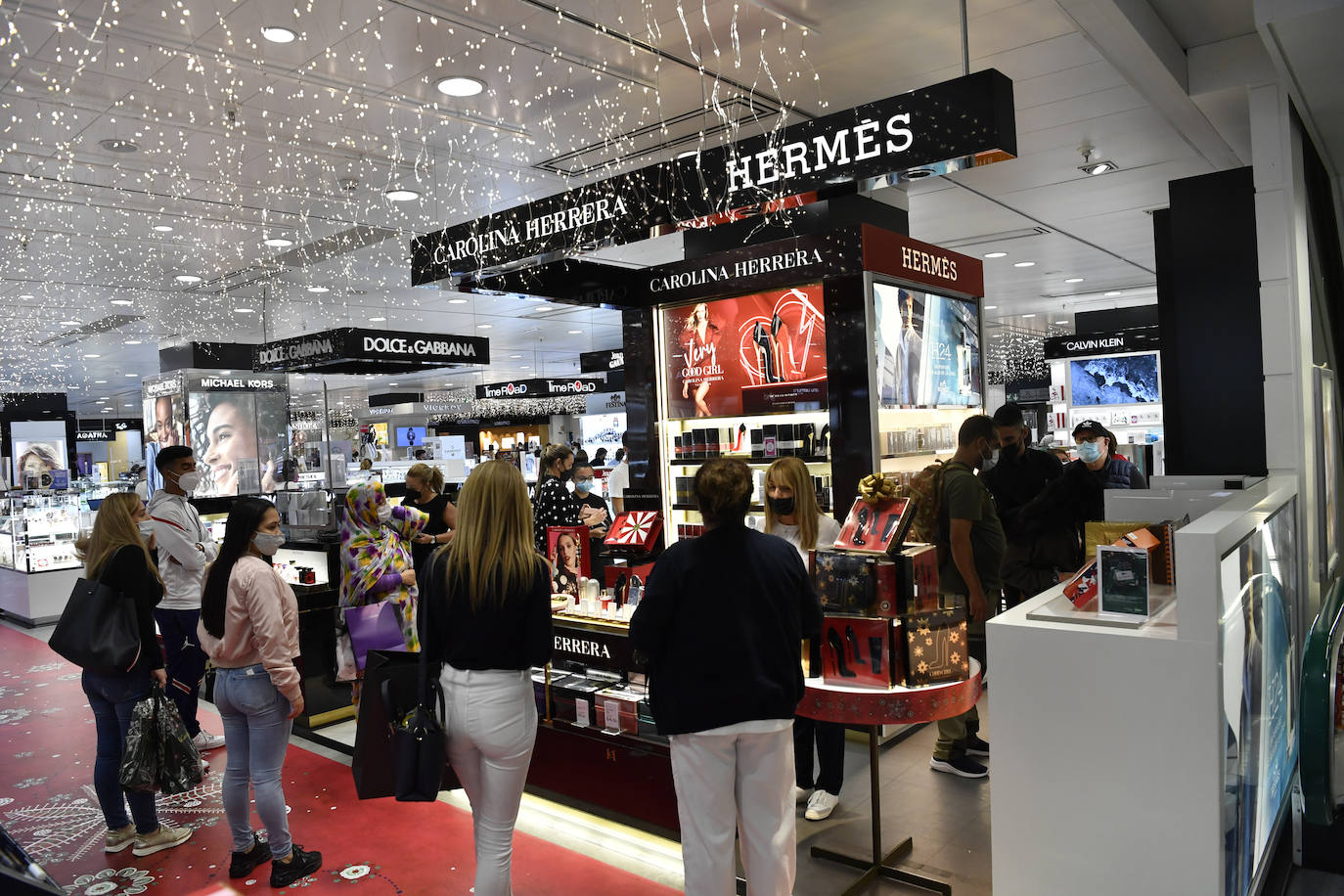 Fotos: Colas por un Black Friday pasado por agua en Canarias