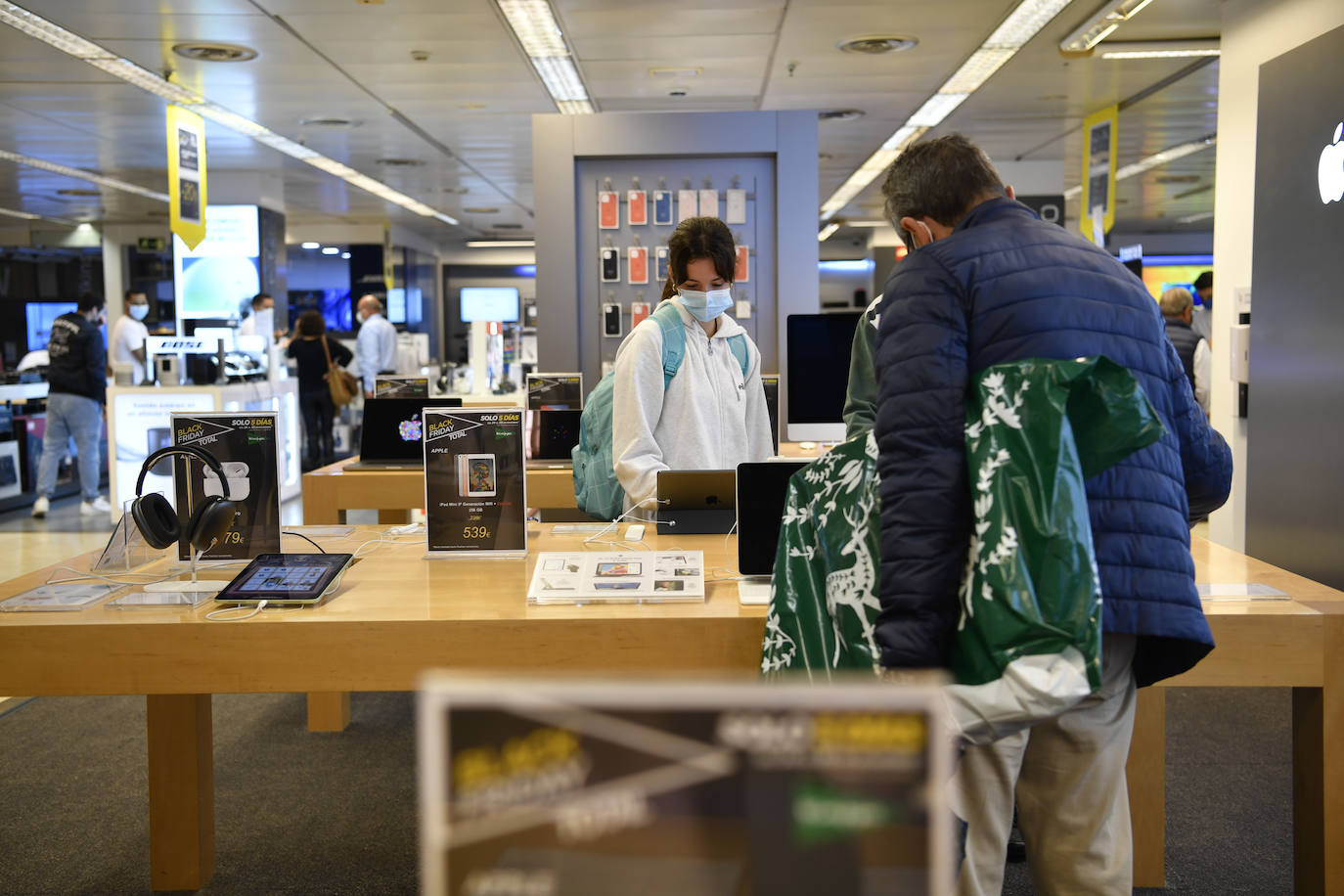 Fotos: Colas por un Black Friday pasado por agua en Canarias