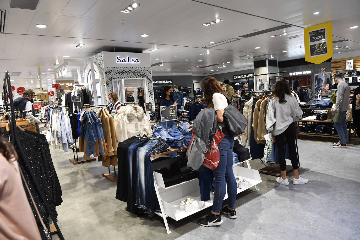 Fotos: Colas por un Black Friday pasado por agua en Canarias