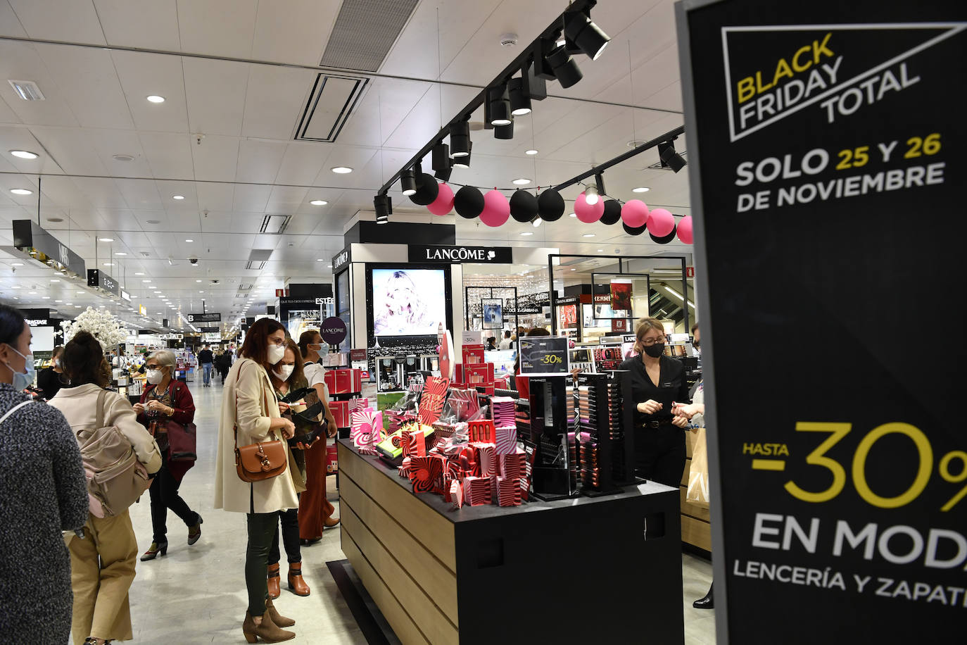 Fotos: Colas por un Black Friday pasado por agua en Canarias