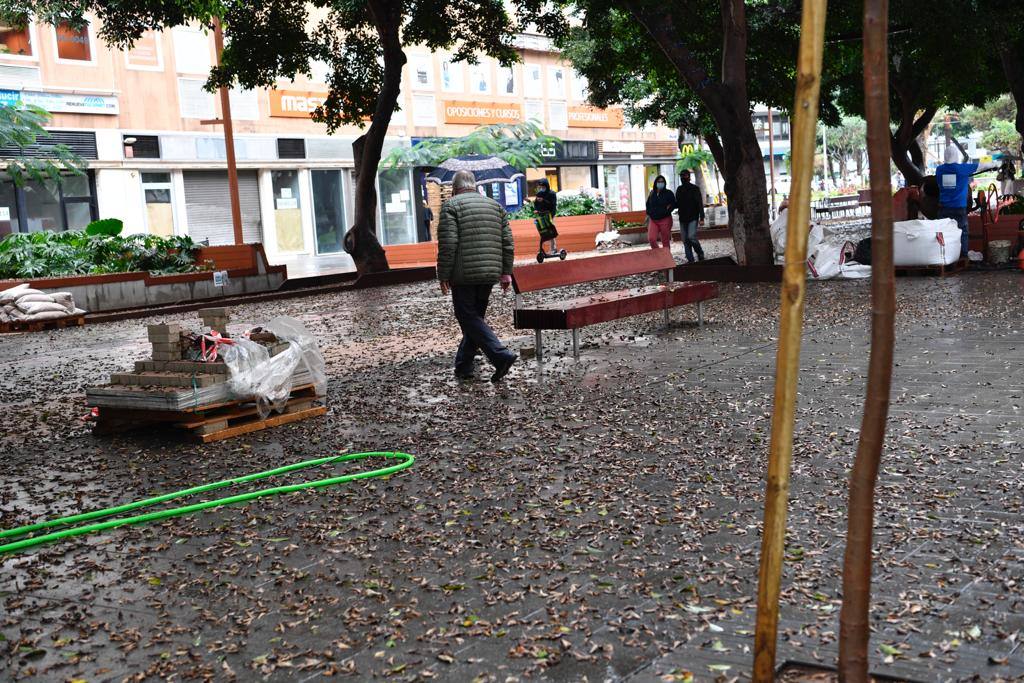 Fotos: De compras bajo la intensa lluvia