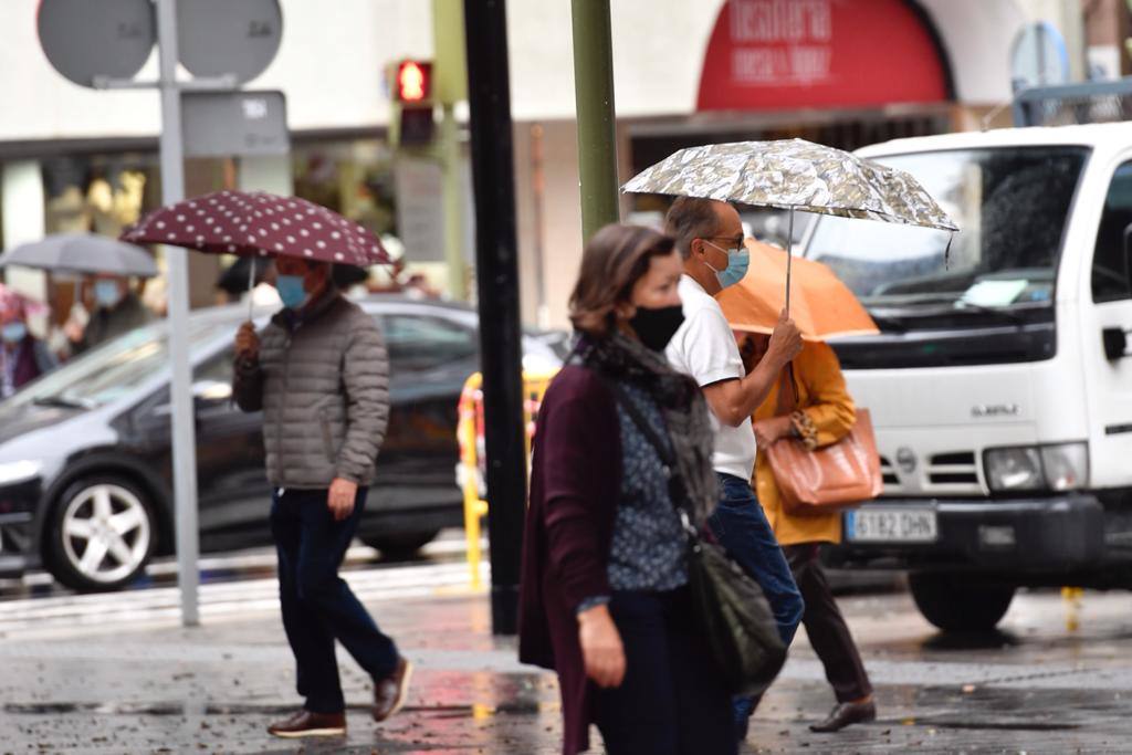 Fotos: De compras bajo la intensa lluvia