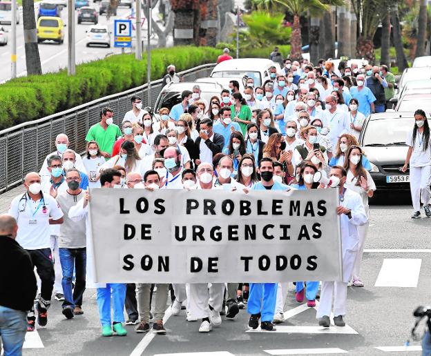 Protesta del personal médico y de enfermería del Insular para exigir una solución al colapso del servicio de Urgencias. 
