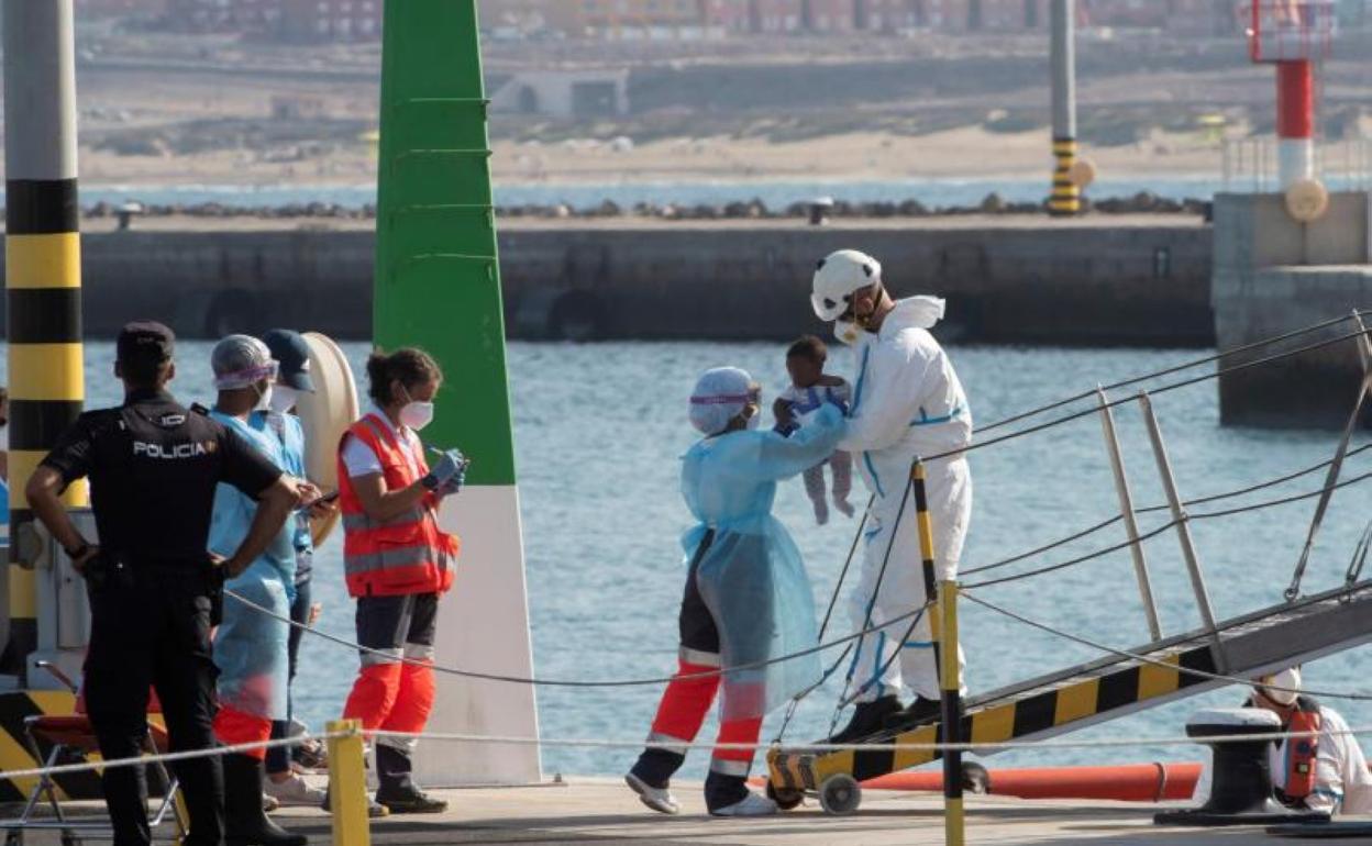 La presión migratoria en el archipiélago continúa al alza con un notable incremento de menores en las pateras y varios bebés. 