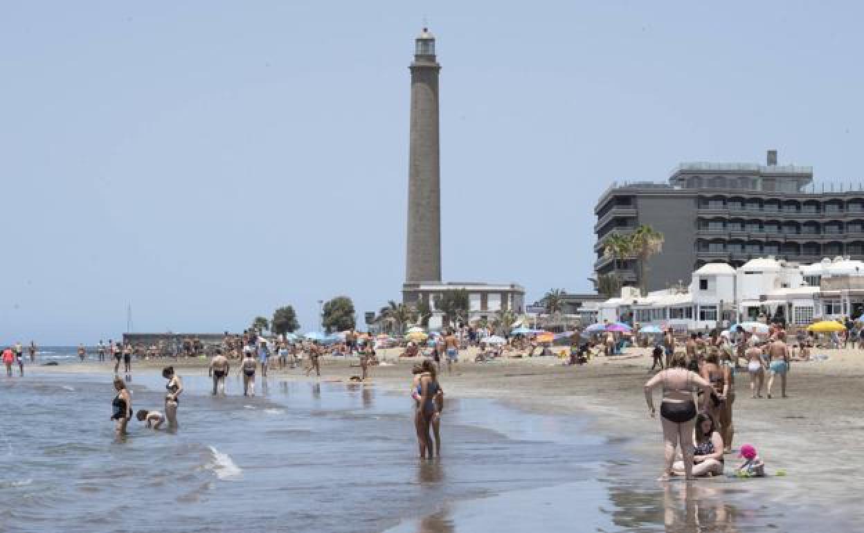 Foto de archivo de Maspalomas, sin hamacas ni sombrillas desde hace meses. 