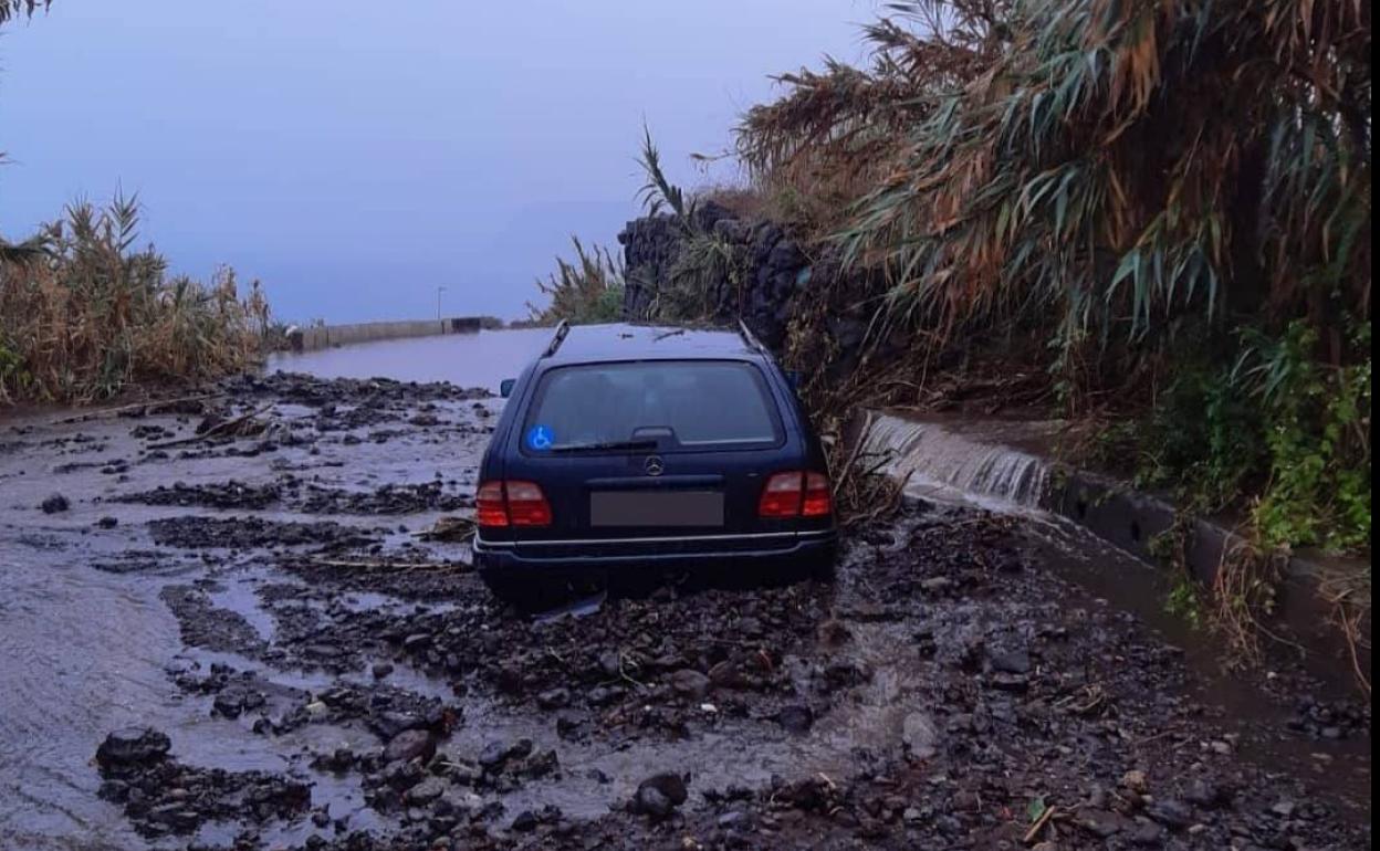 La lluvia arrastra un coche en La Orotava 