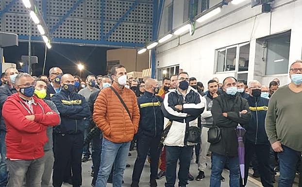 La asamblea de guagüeros respalda la huelga del lunes