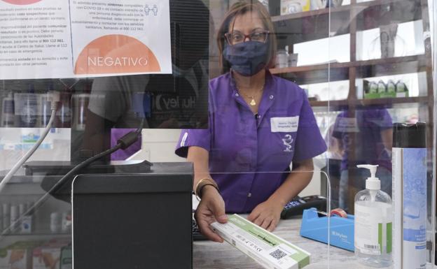 La presidenta del Colegio de Farmacéuticos, Loreto Gómez, ofrece un test de antígenos en la farmacia donde trabaja. 