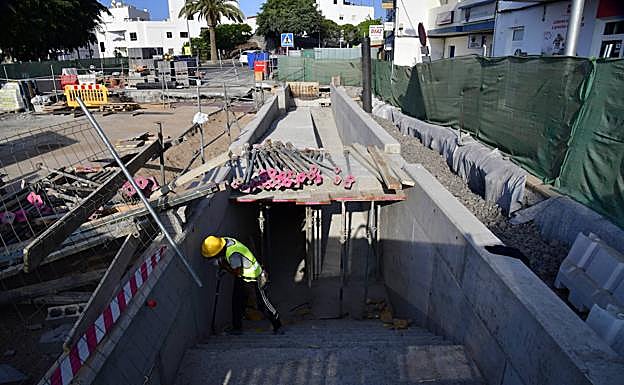 Un operario trabaja en la entrada a la parte del túnel para peatones que ya se ha ejecutado. 