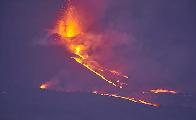 Imagen de archivo de una erupción nocturna. 
