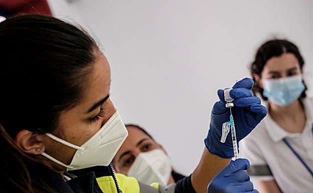 Foto de archivo de una sanitaria preparando una dosis de la vacuna contra la covid. 