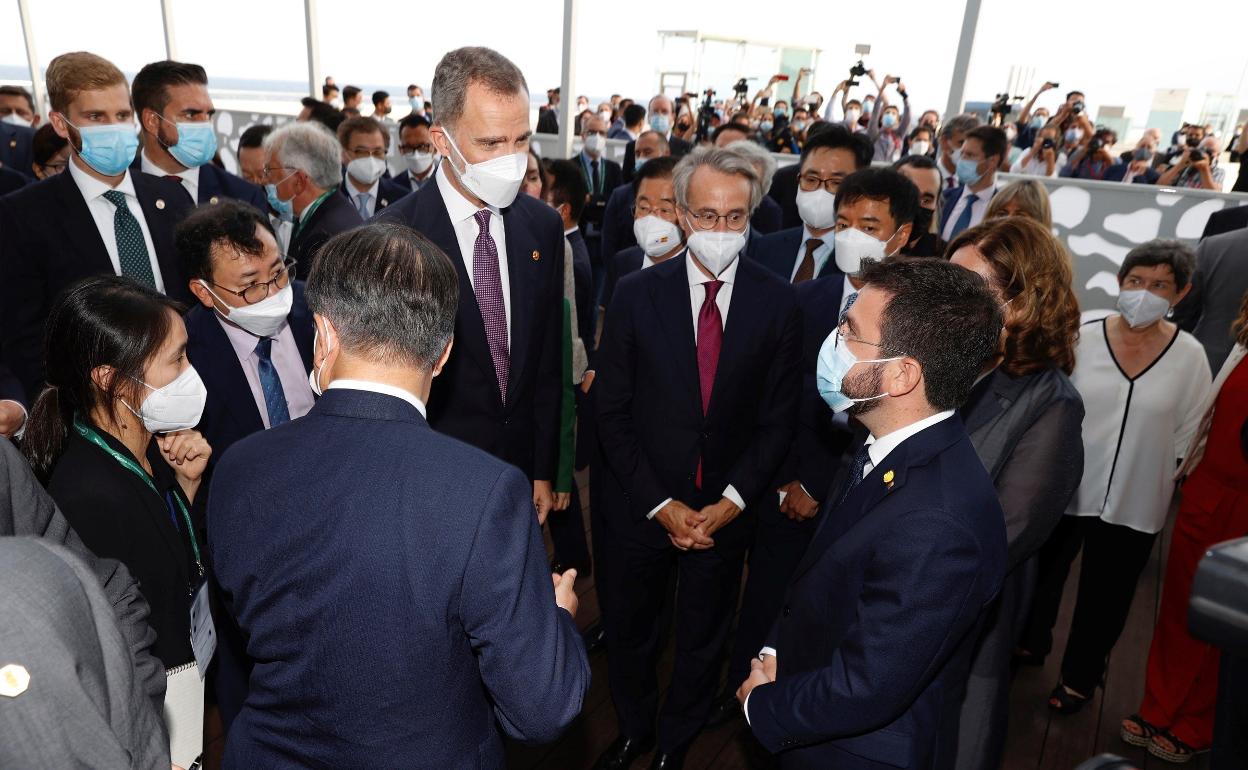 El Rey y Aragonès se saludan el pasado junio en la cena anual del Cercle d'Economia. 