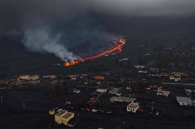 El volcán de La Palma sigue con su estela de destrucción con la aparición de una nueva colada el pasado jueves que avanzó con velocidad engullen el cementerio de Las Manchas que albergaba los restos de 3.160 difuntos y el único crematorio de la isla.