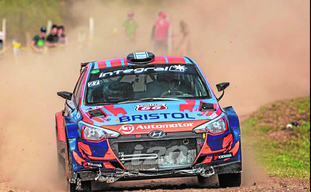 Coche pilotado por Diego Domínguez, con Rogelio Peñate a su derecha. 