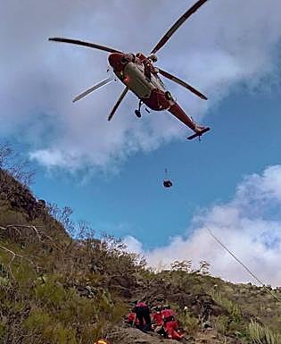 Imagen principal - Rescatan a un senderista herido tras sufrir una caída en Tenerife