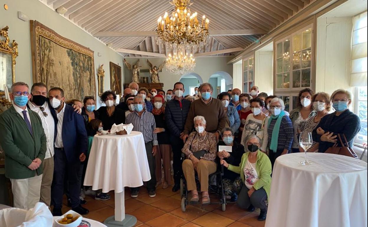 Esta fue la foto de familia de Fernando del Castillo, acompañado por el párroco y las familias que recibieron la ayuda económica. 