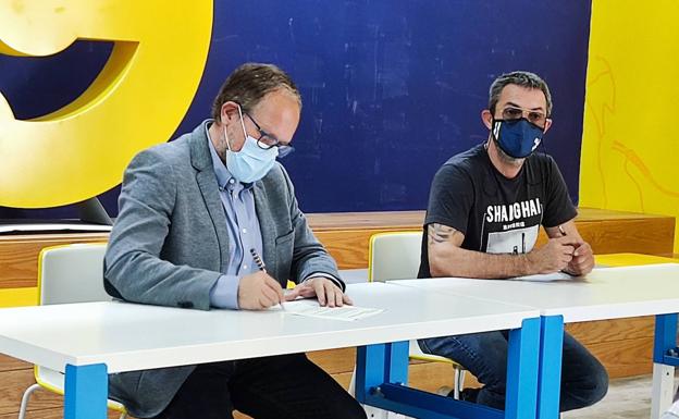 Firma del convenio entre el concejal José Eduardo Ramírez y el presidente del comité de empresa, Carlos Gómez. 