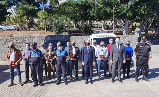 El alcalde, Augusto Hidalgo, y el edil de Seguridad, Josué Íñiguez, presidieron el homenaje a los policías jubilados. 