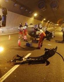 Imagen secundaria 2 - Vuelco en el túnel de San José