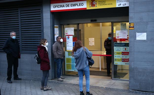 Varias personas esperan su turno en una oficina de empleo.