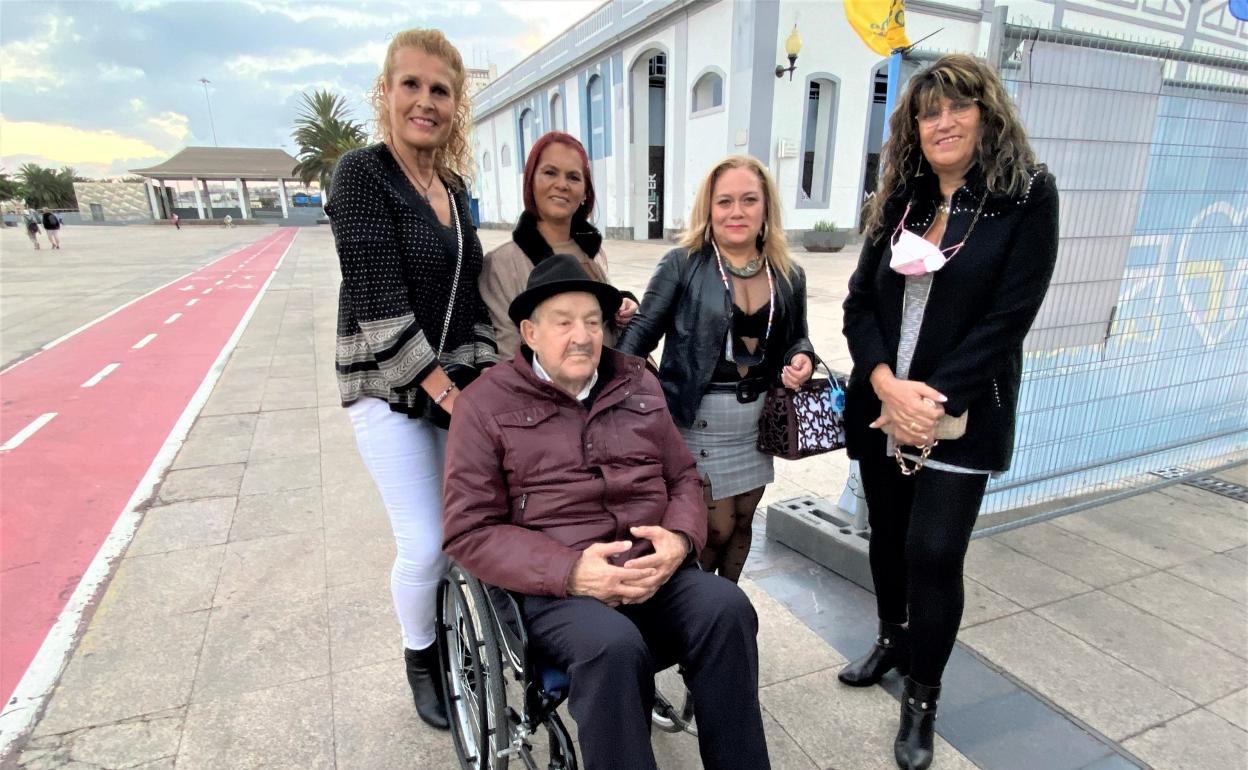 Encuentro de las luchadoras del Acaymo con el Pollo del Callejón, fundador y mandador del equipo. 