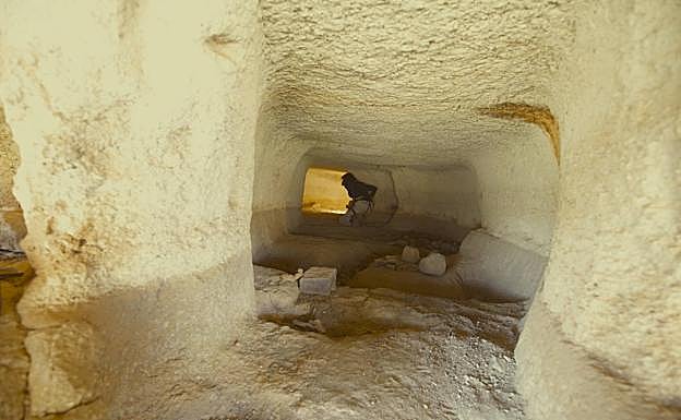 Una de las cuevas del Andén de las Brujas que pudieron ser usadas como depósitos de agua fortificados. 
