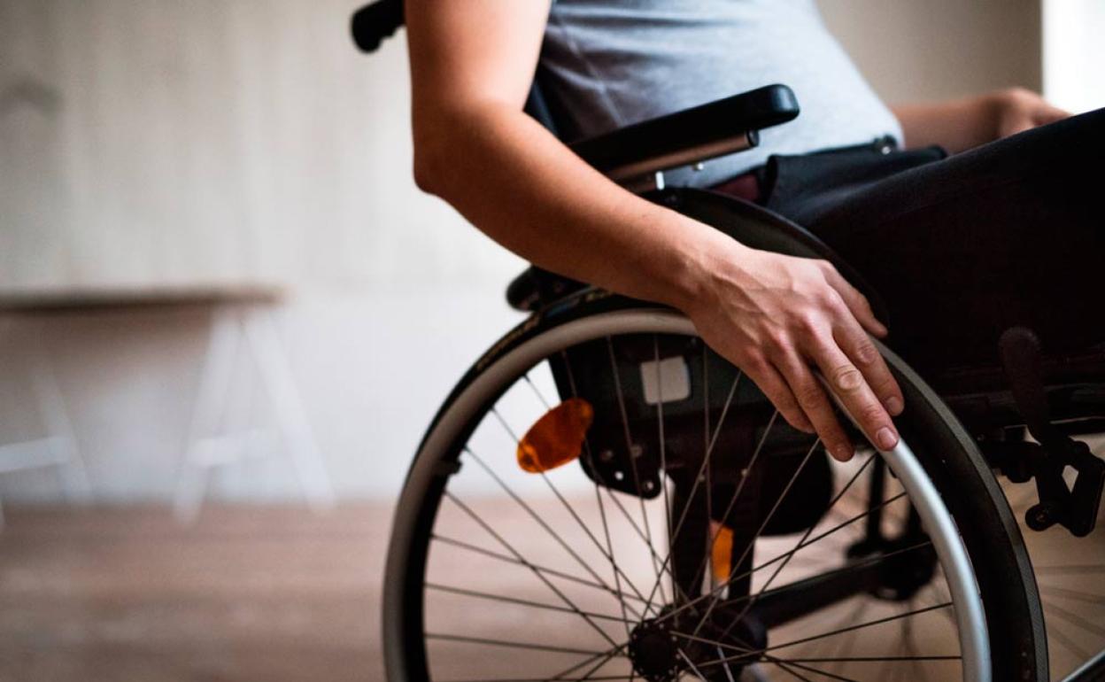 Un joven en silla de ruedas. 