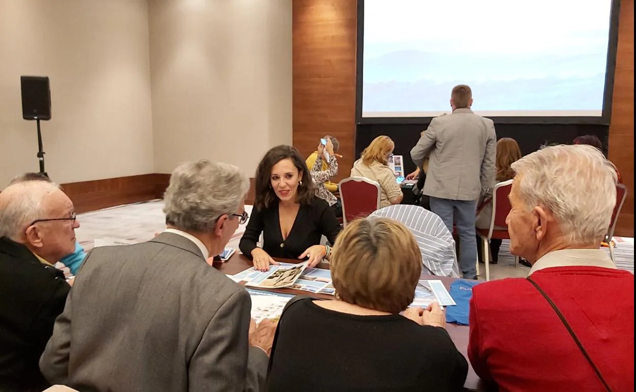 Jessica de León, consejera de Turismo, con los agentes de viaje en Budapest. 