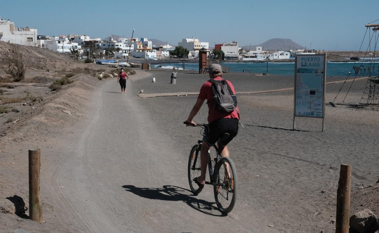 Ciclista por Puerto Lajas, en el municipio de Puerto del Rosario. 