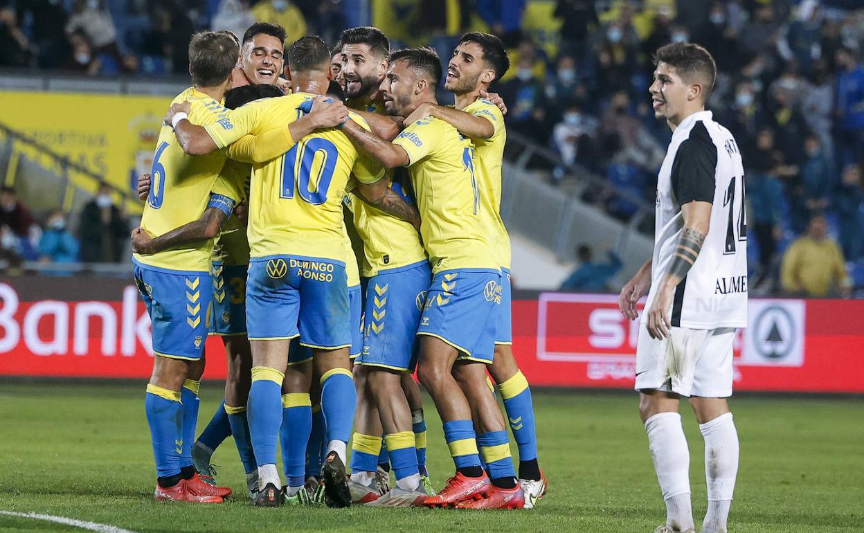 Los jugadores de la UD celebran el gol ante el Sporting. 