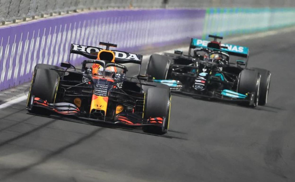Max Verstappen y Lewis Hamilton, durante el Gran Premio de Arabia Saudí. 