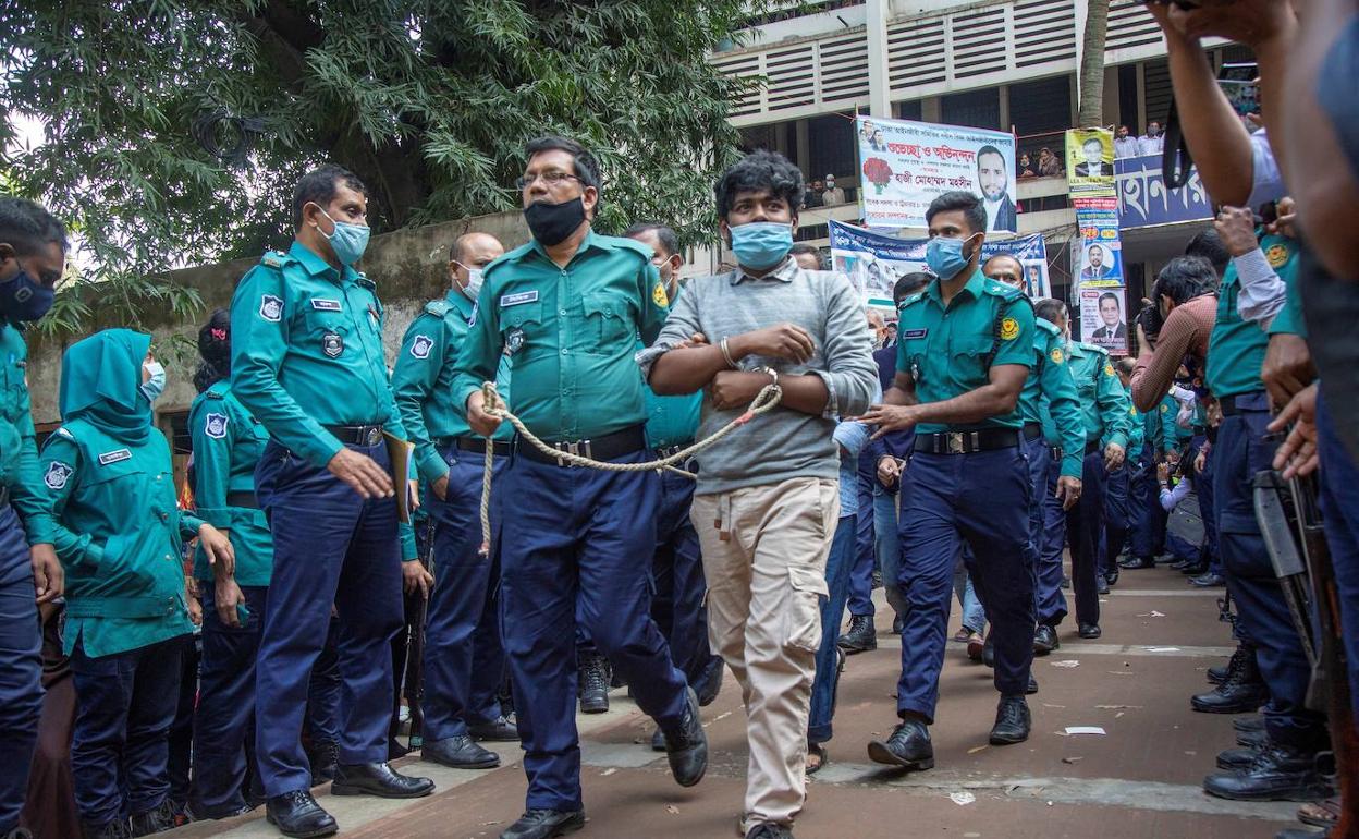 Uno de los condenados en Bangladés por matar a un joven.