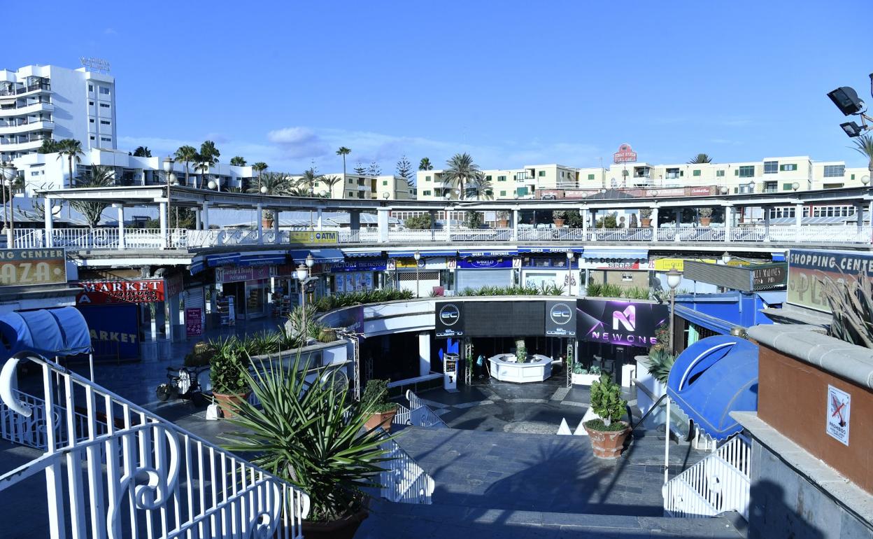 Vista del interior del centro comercial Plaza. 