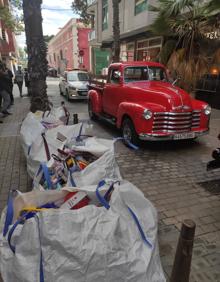 Imagen secundaria 2 - La entrega de los juguetes por la exposición de coches antiguos se realizó este jueves. 