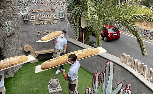 Personal del restaurante en la zona de ampliación del negocio. 